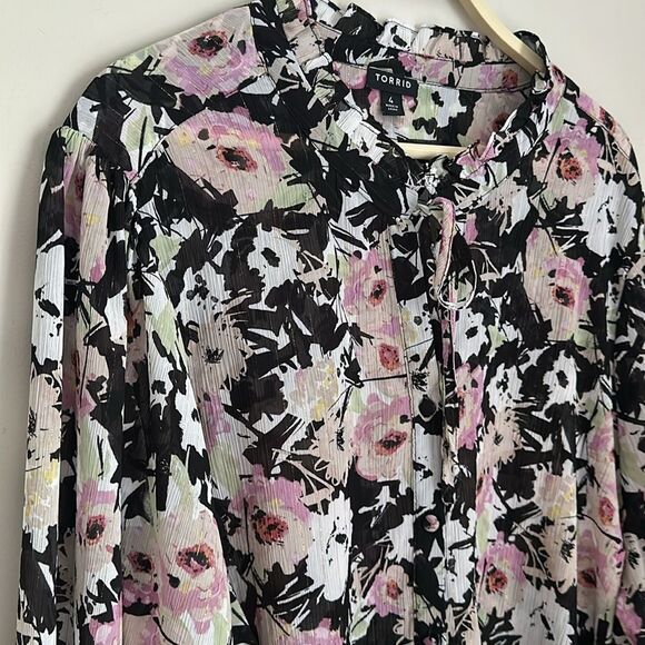 Torrid Women’s Crinkle Chiffon Button Up Mock Neck Floral Plus Blouse Size 4/26 - Picture 4 of 12